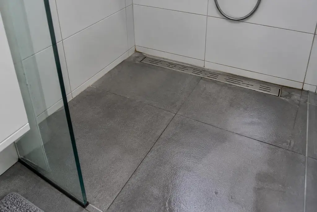 Lekdetectie Bleiswijk – lekkende inloopdouche met natte voegen