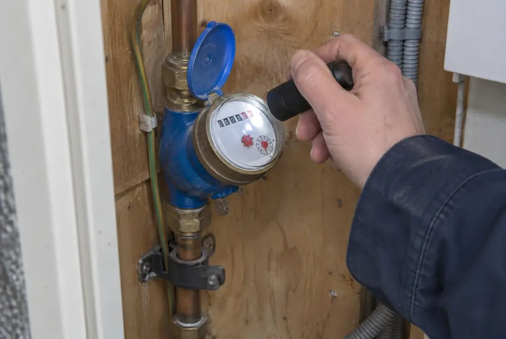 Lekdetectie Bleiswijk – watermeter in de meterkast controleren met een zaklamp